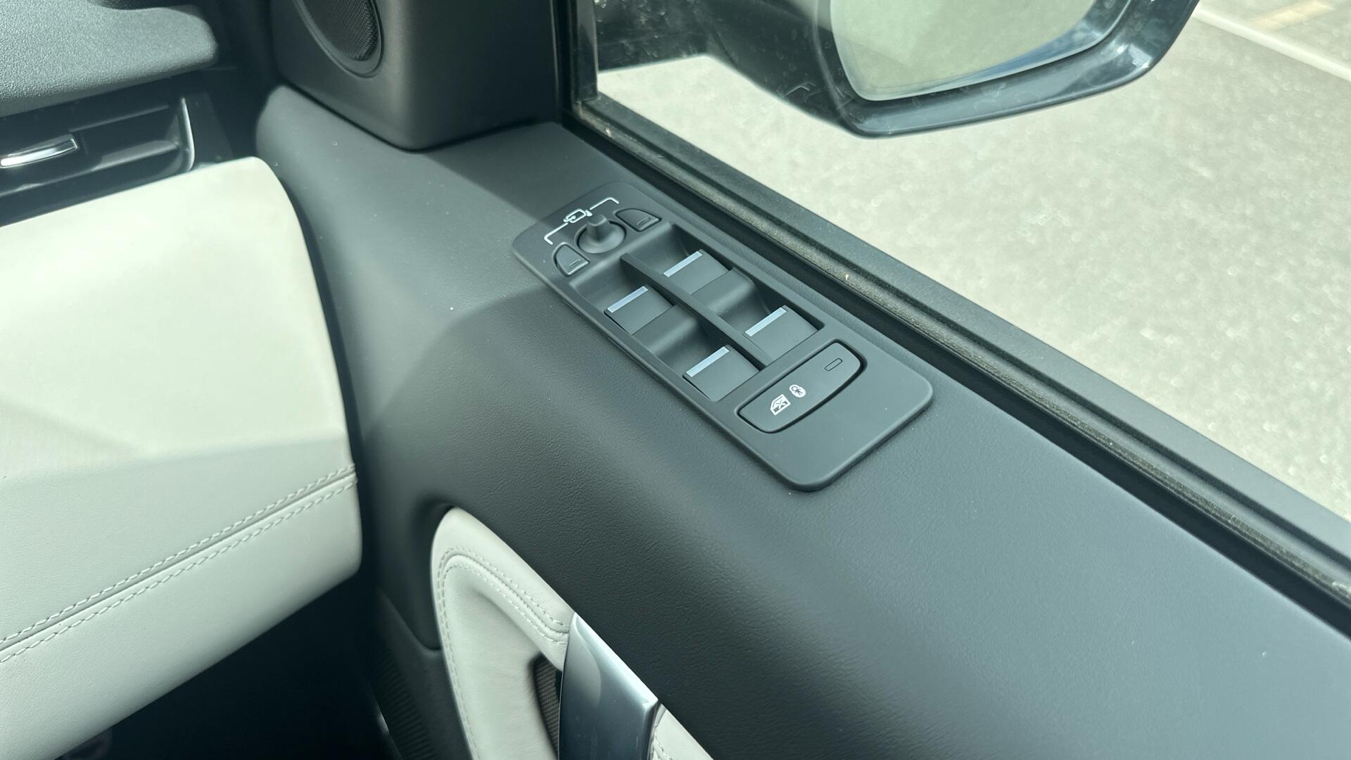 Land Rover Discovery Sport view 45