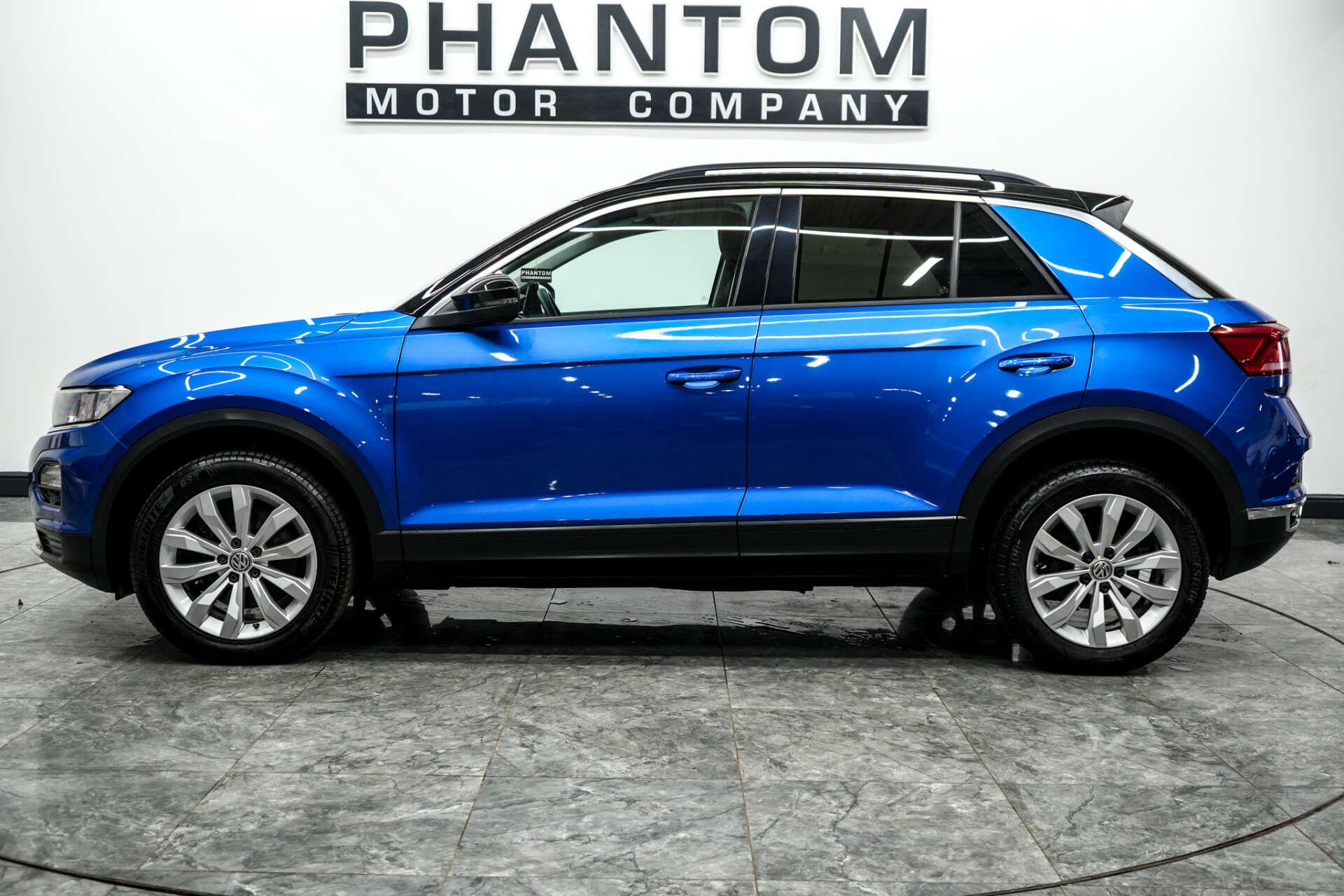 Volkswagen T-Roc view 3