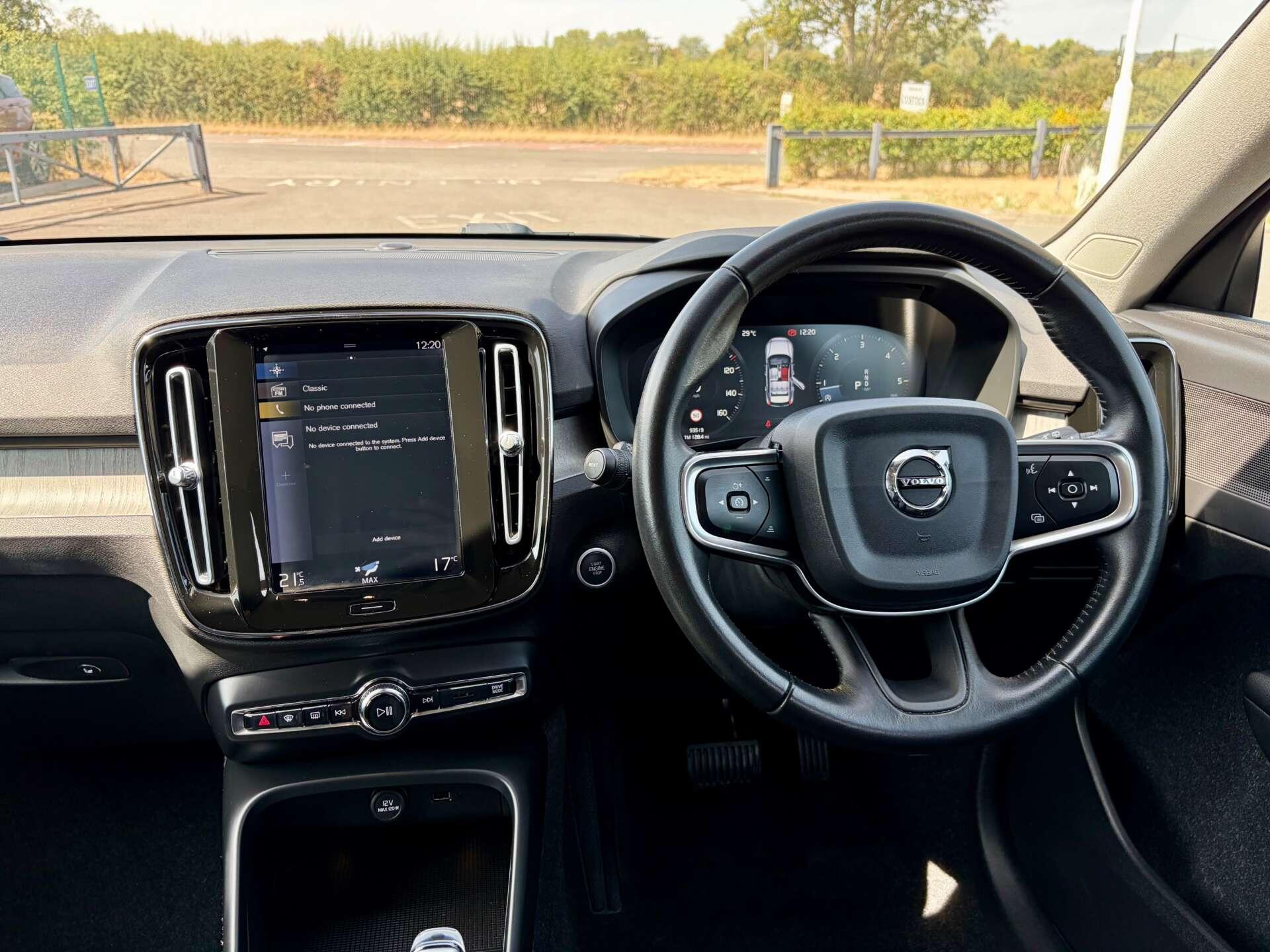 Volvo XC40 view 2
