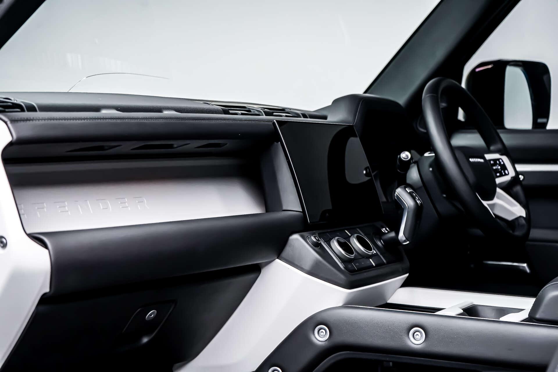 Land Rover Defender 90 view 30