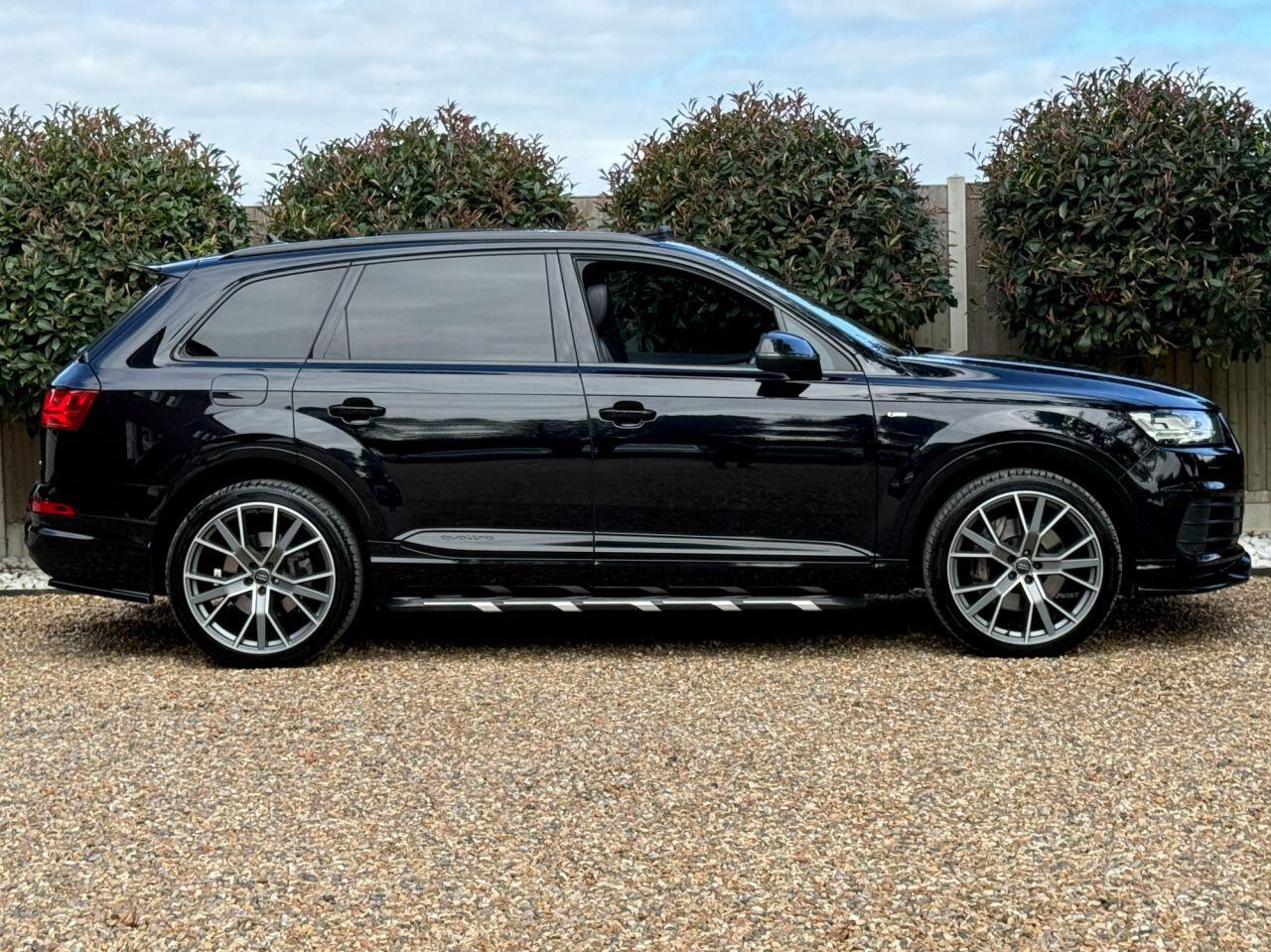Audi Q7 view 9