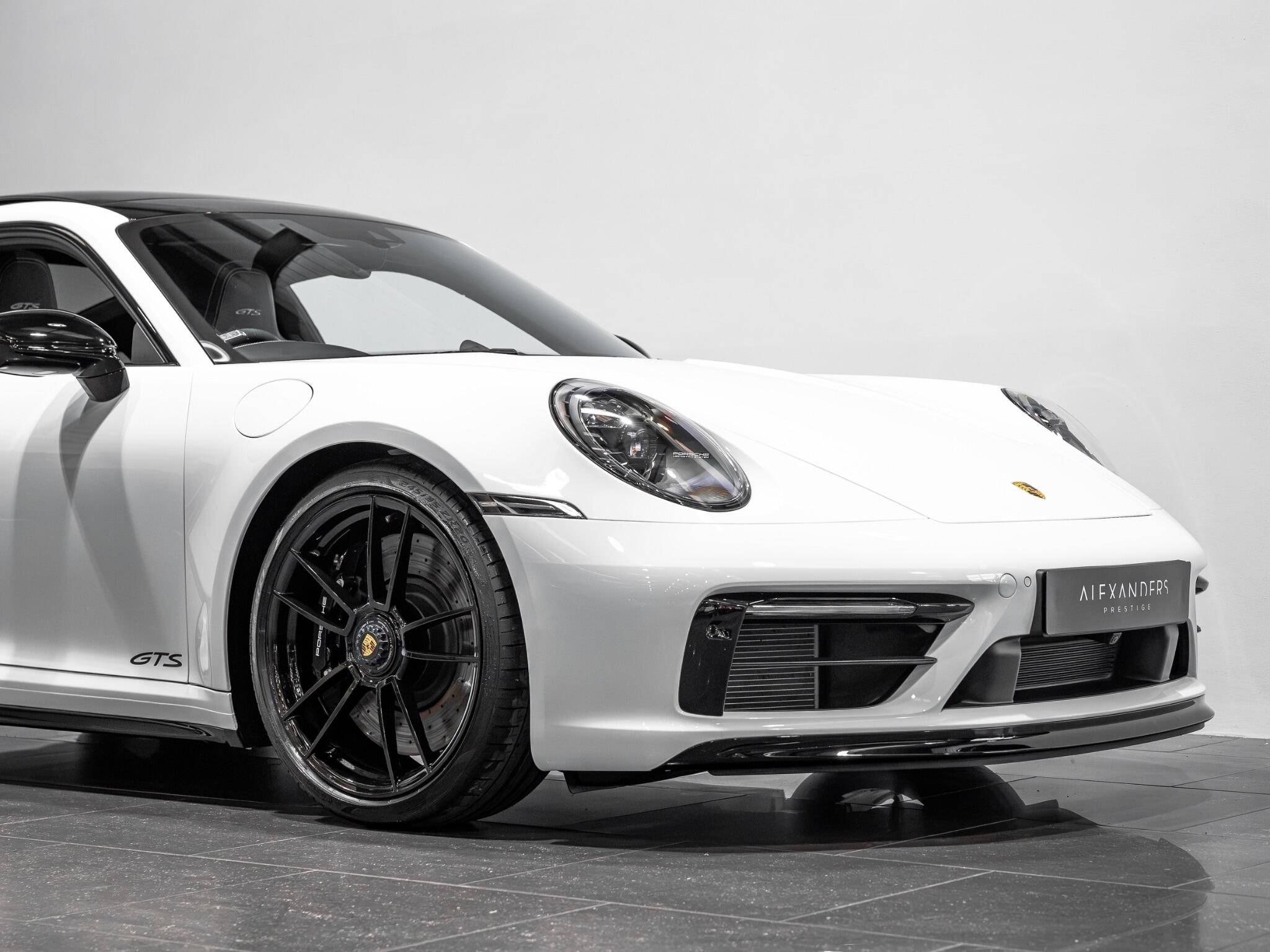 Porsche 911 view 11