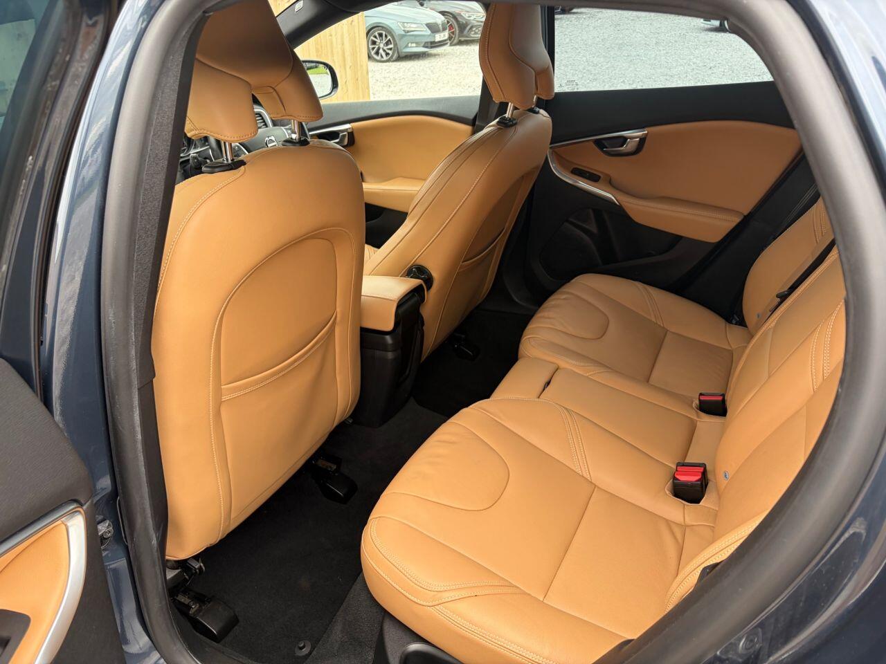 Volvo V40 Cross Country view 17