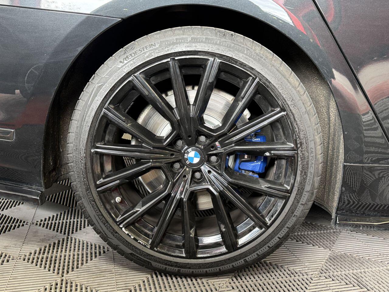 BMW 7 Series view 20