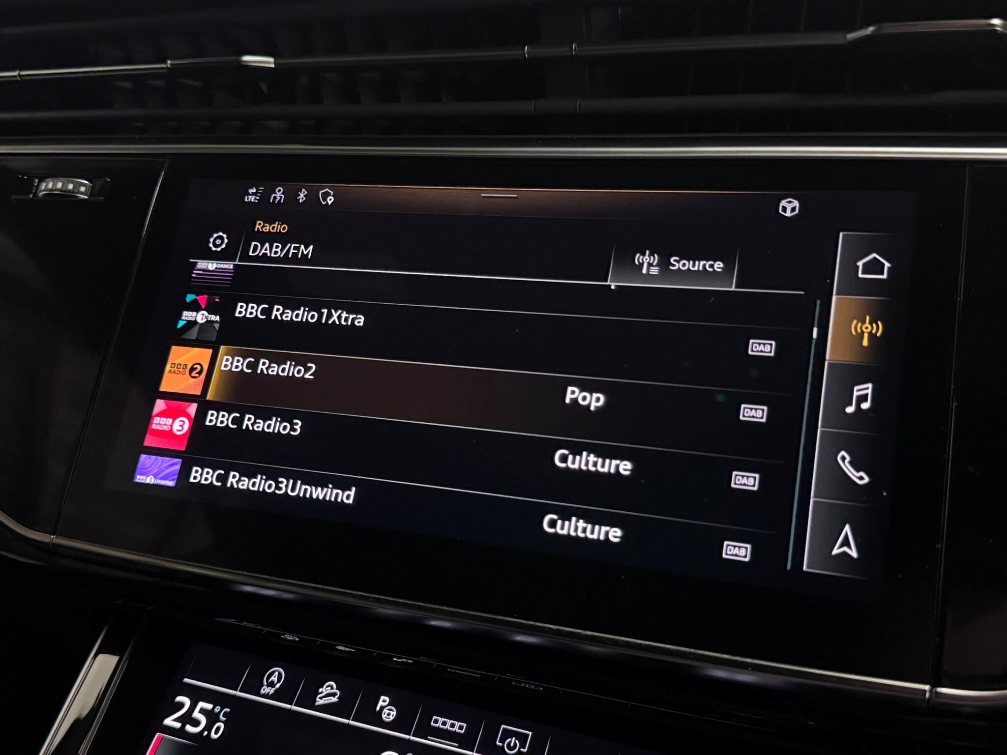 Audi Q8 view 45