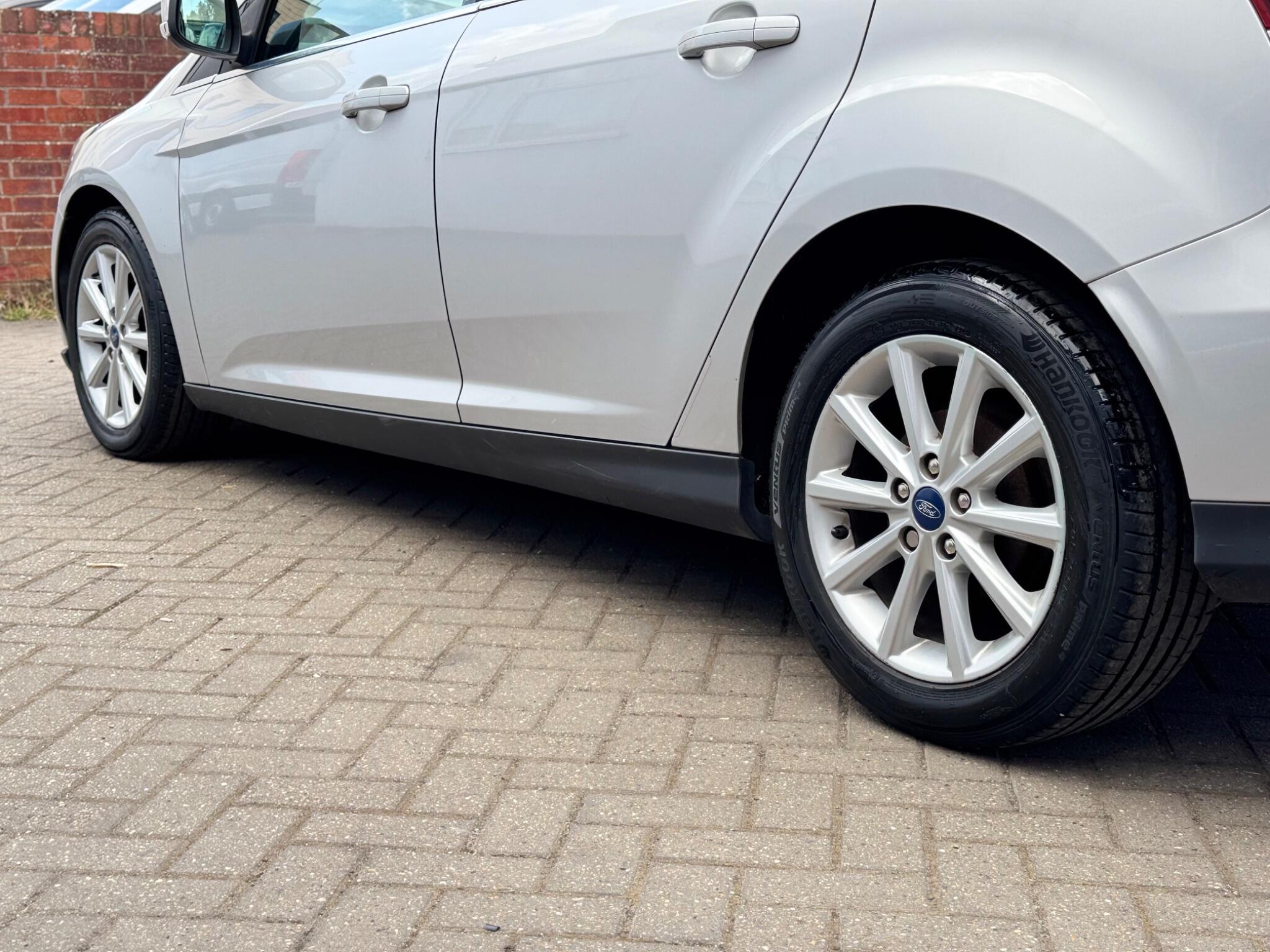 Ford Focus view 8