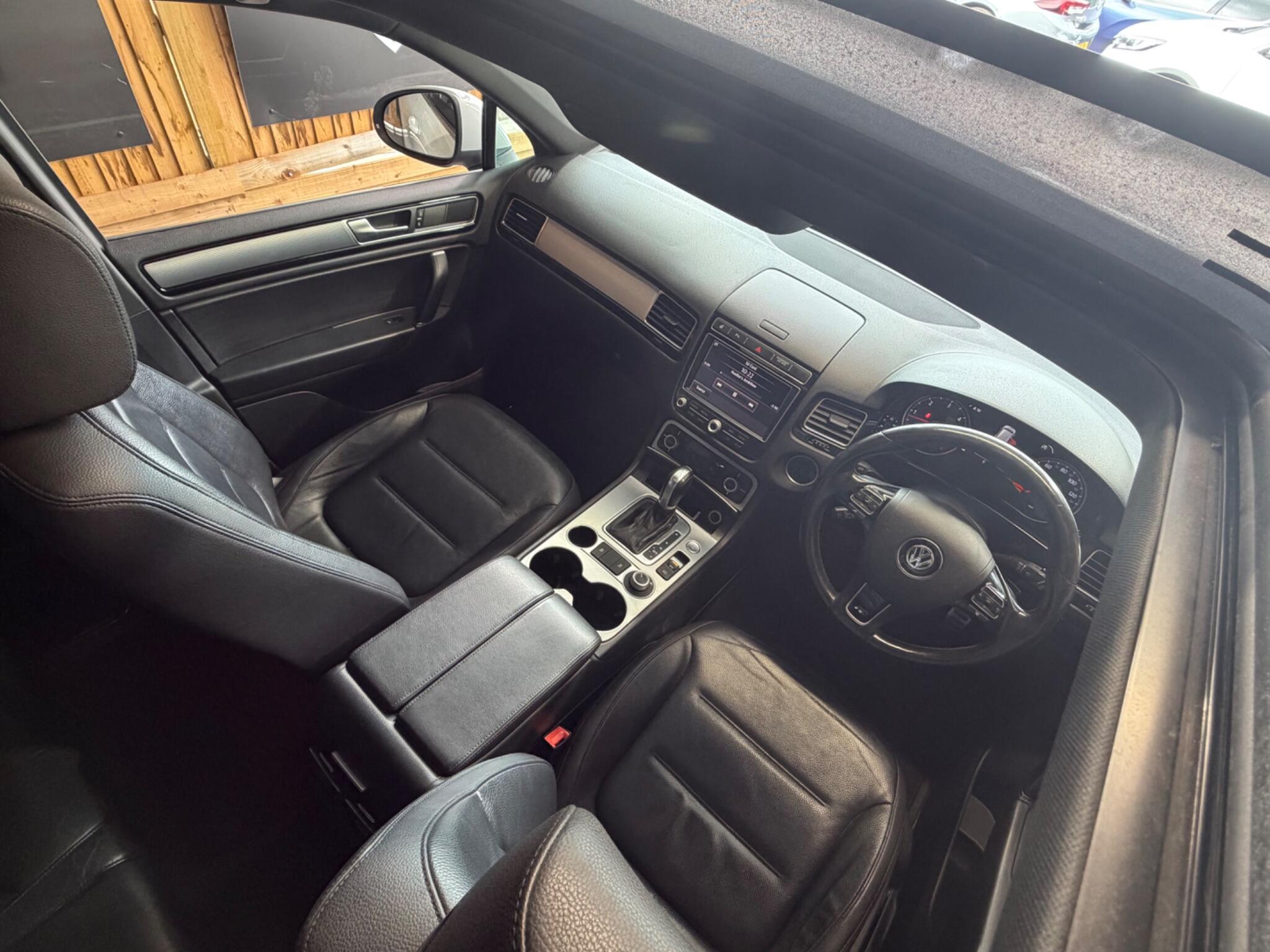 Volkswagen Touareg view 27
