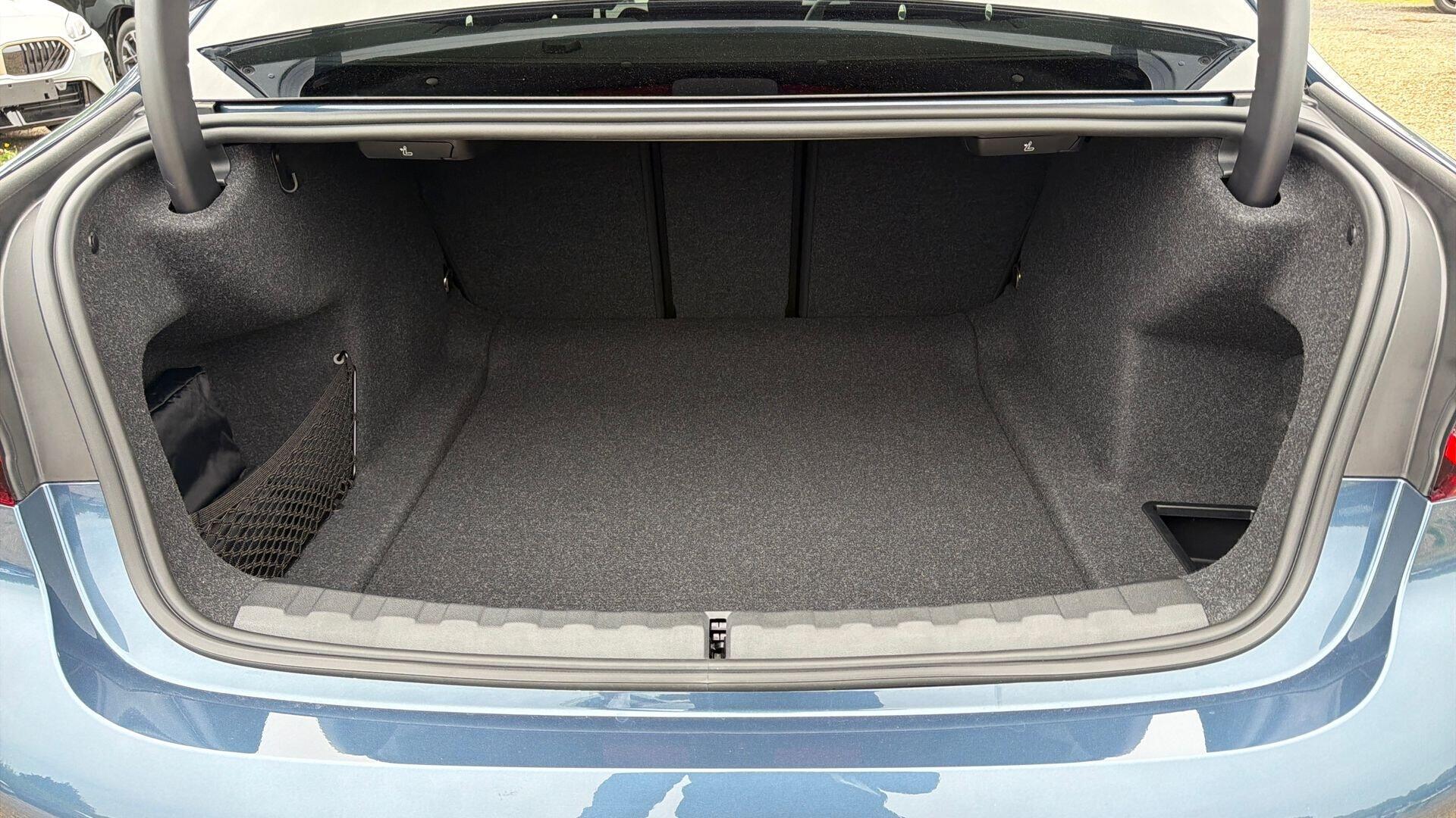 BMW 3 Series view 13