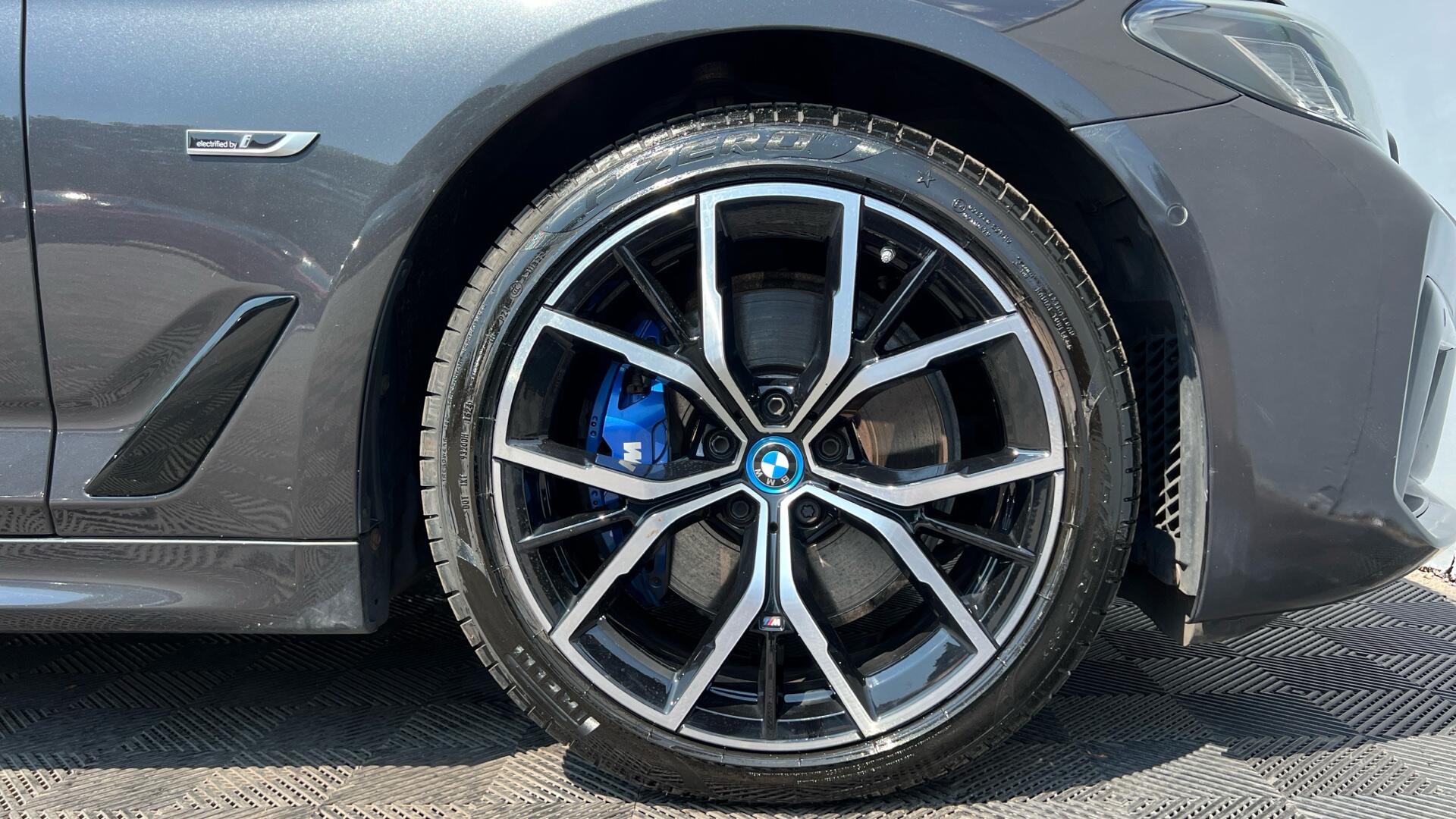 BMW 5 Series view 14