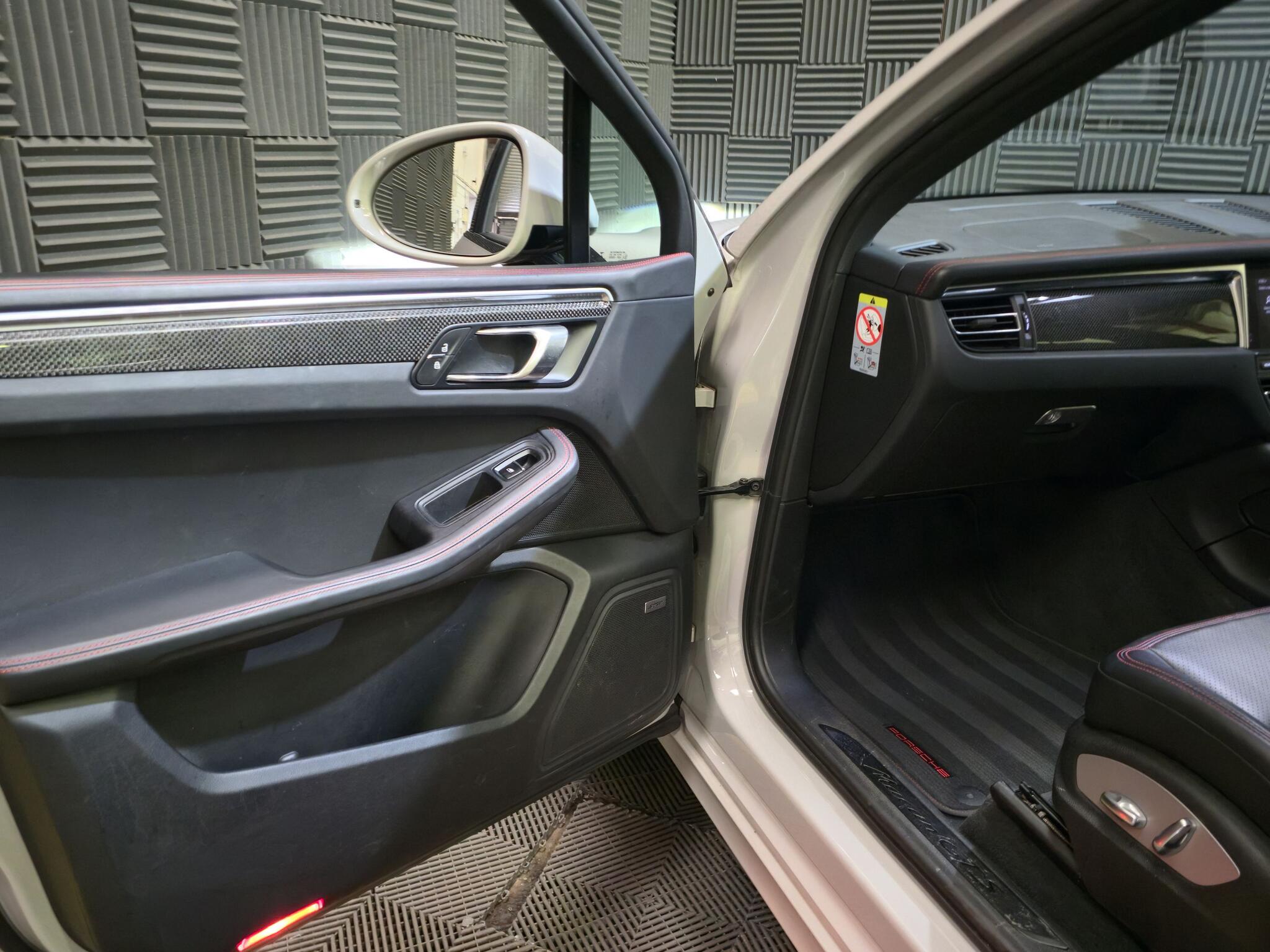 Porsche Macan view 10
