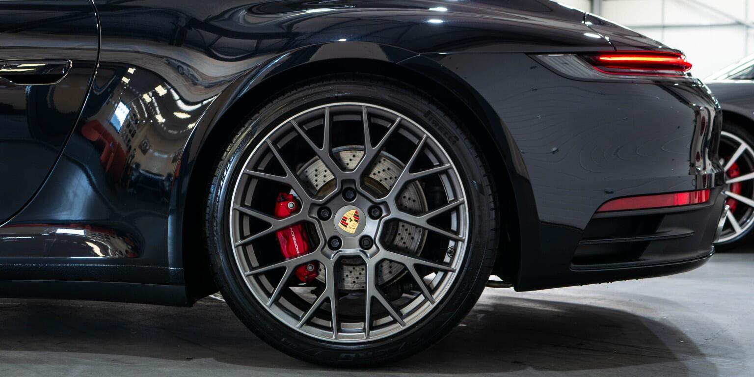 Porsche 911 view 8