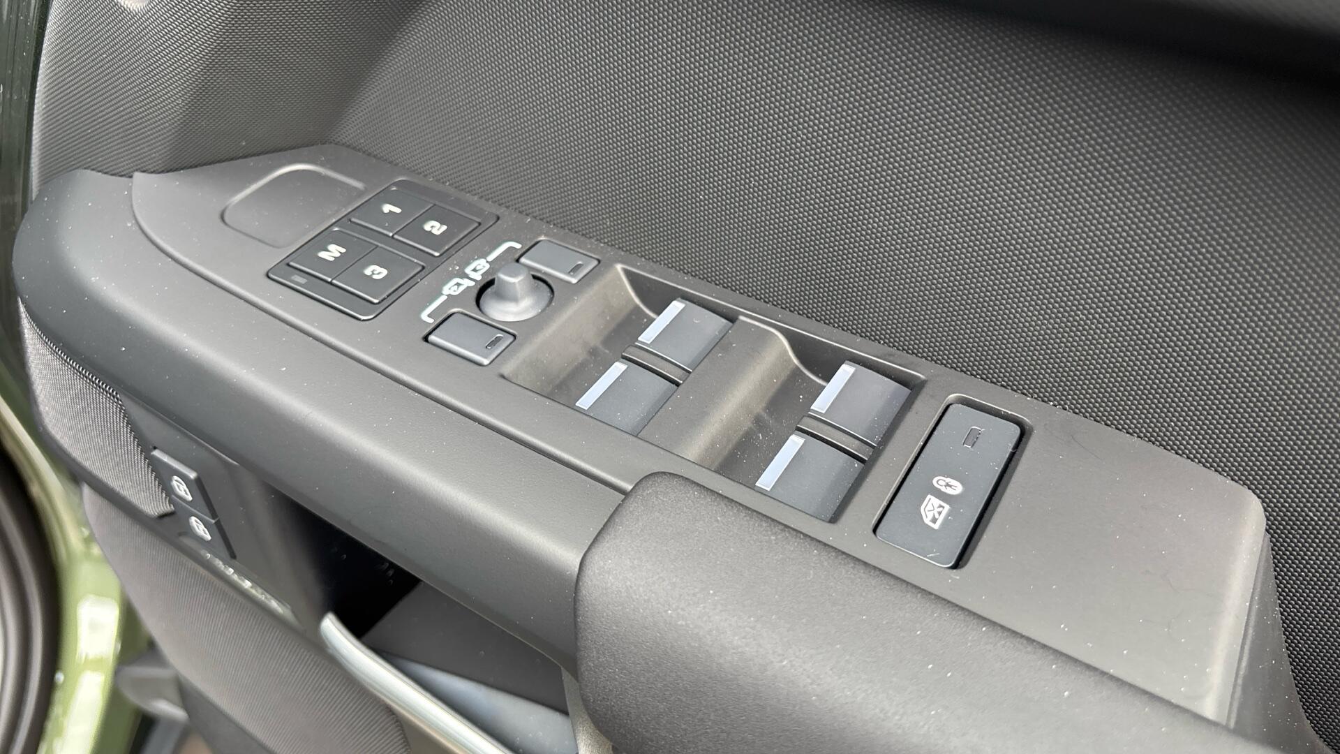 Land Rover Defender view 35