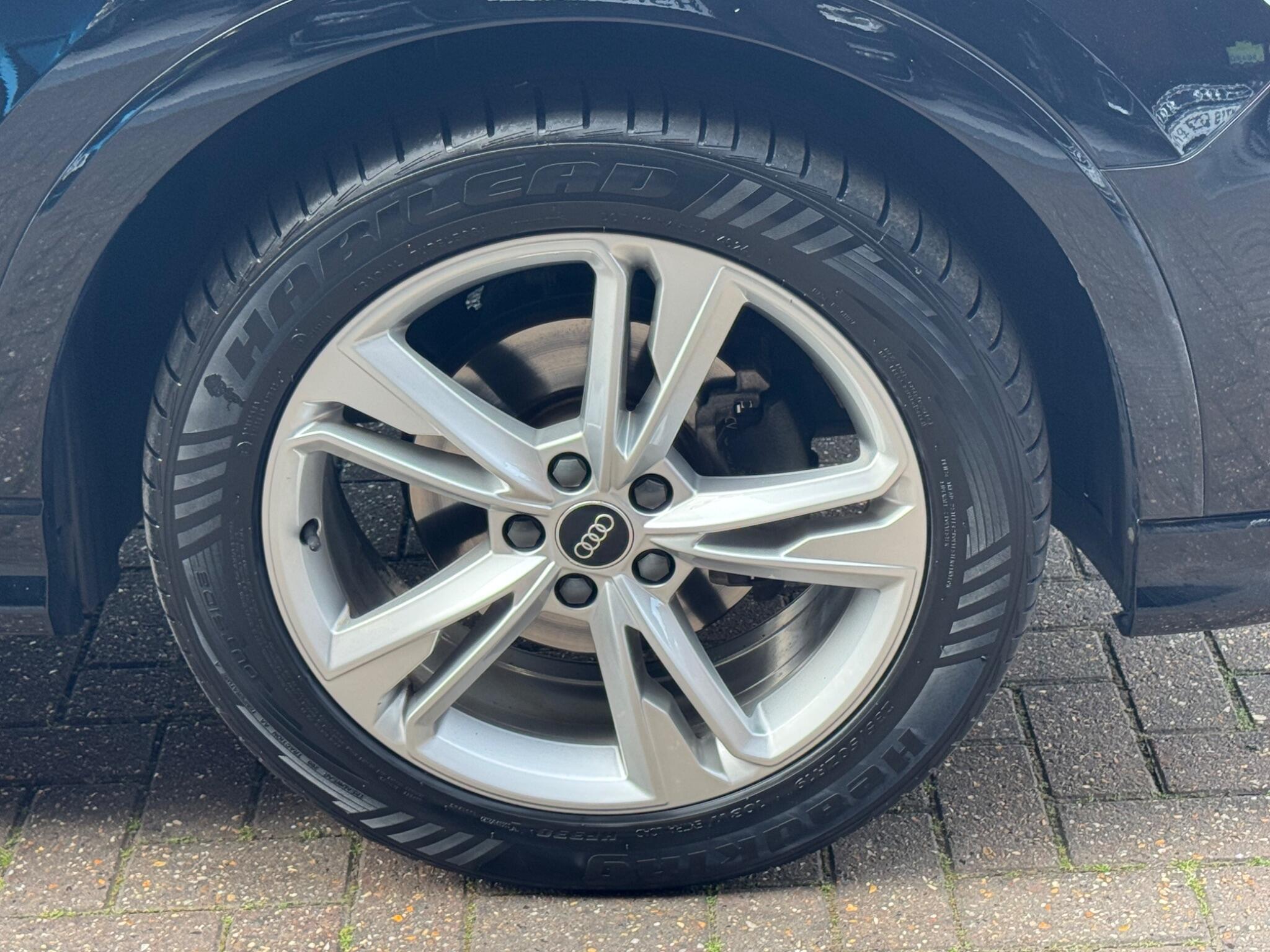Audi Q3 view 32