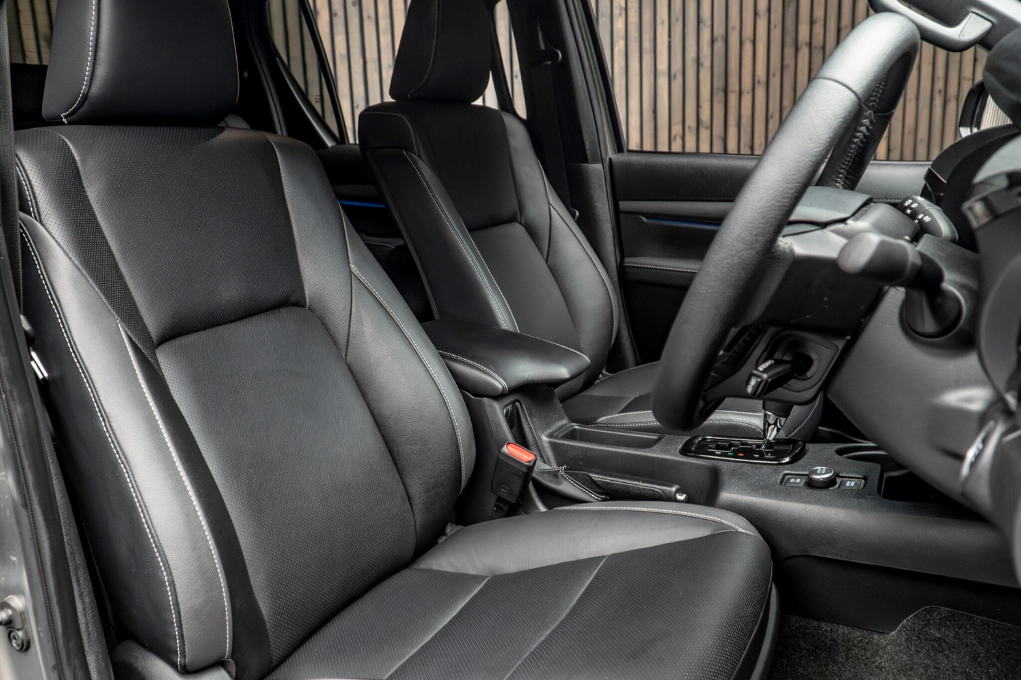 2025 TOYOTA HILUX 2.8 D-4D-h Invincible X Auto 4WD Euro 6 4dr 2