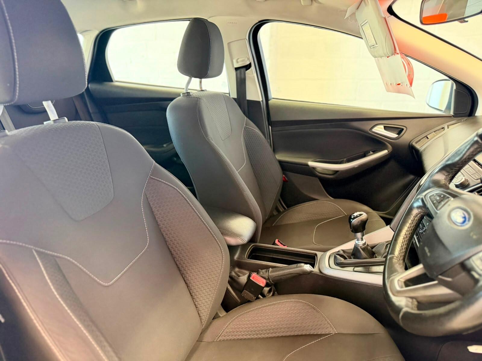 Ford Focus - photo 19