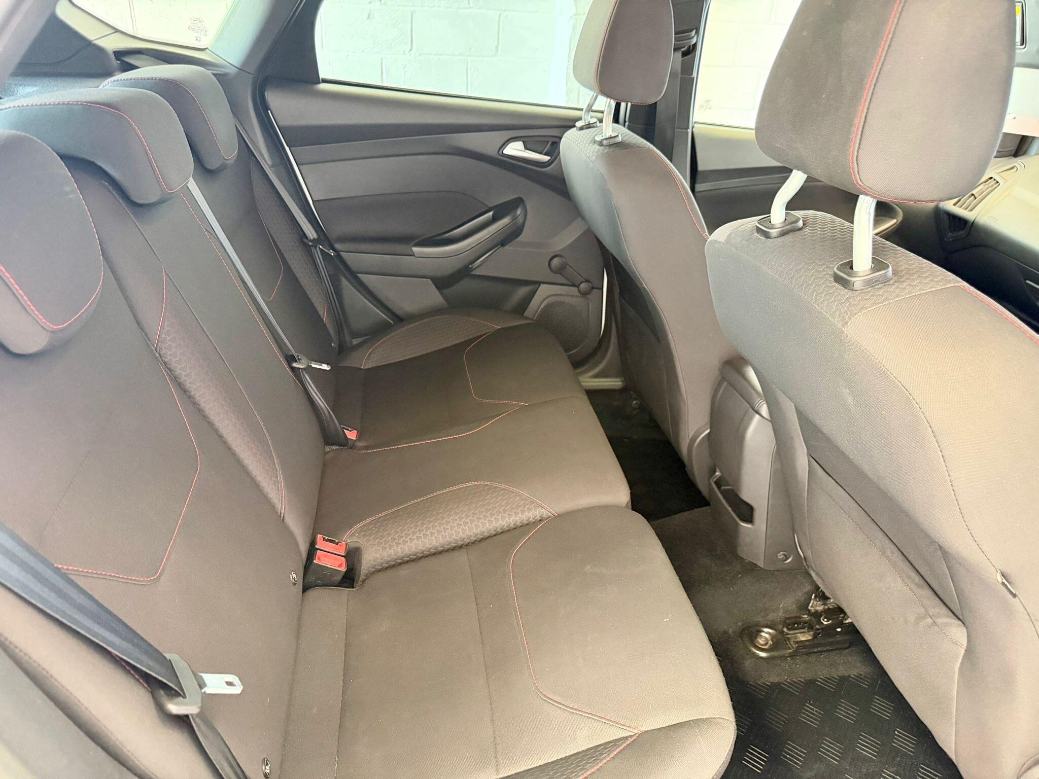 Ford Focus - photo 24