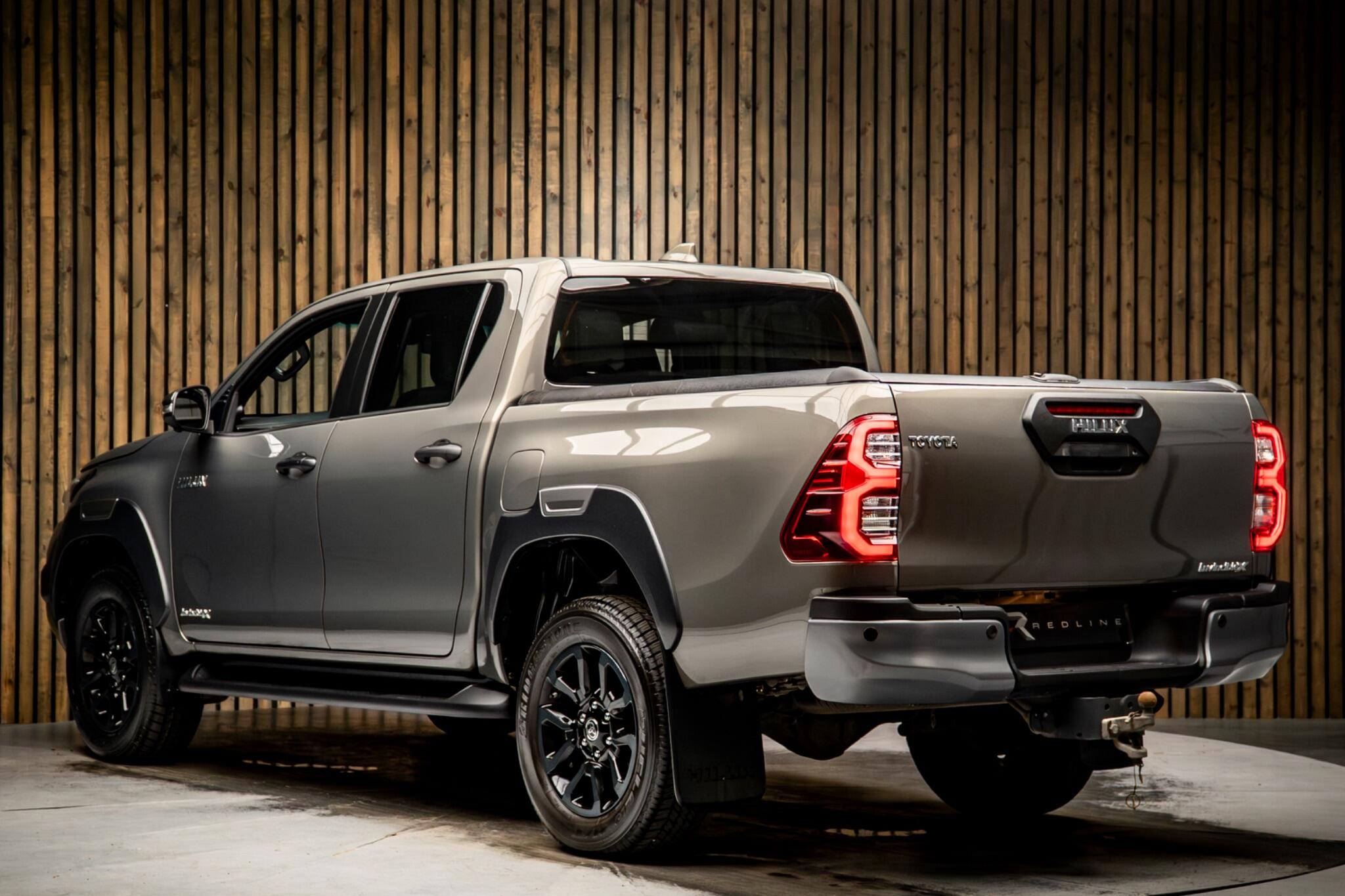 2025 TOYOTA HILUX 2.8 D-4D-h Invincible X Auto 4WD Euro 6 4dr 3