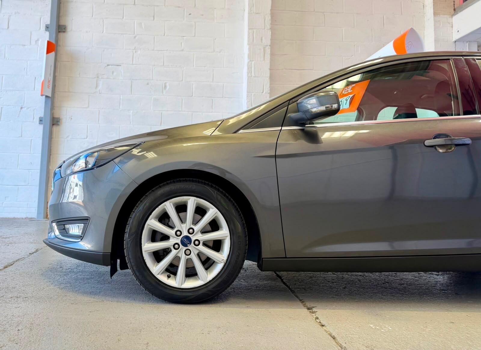 Ford Focus - photo 13