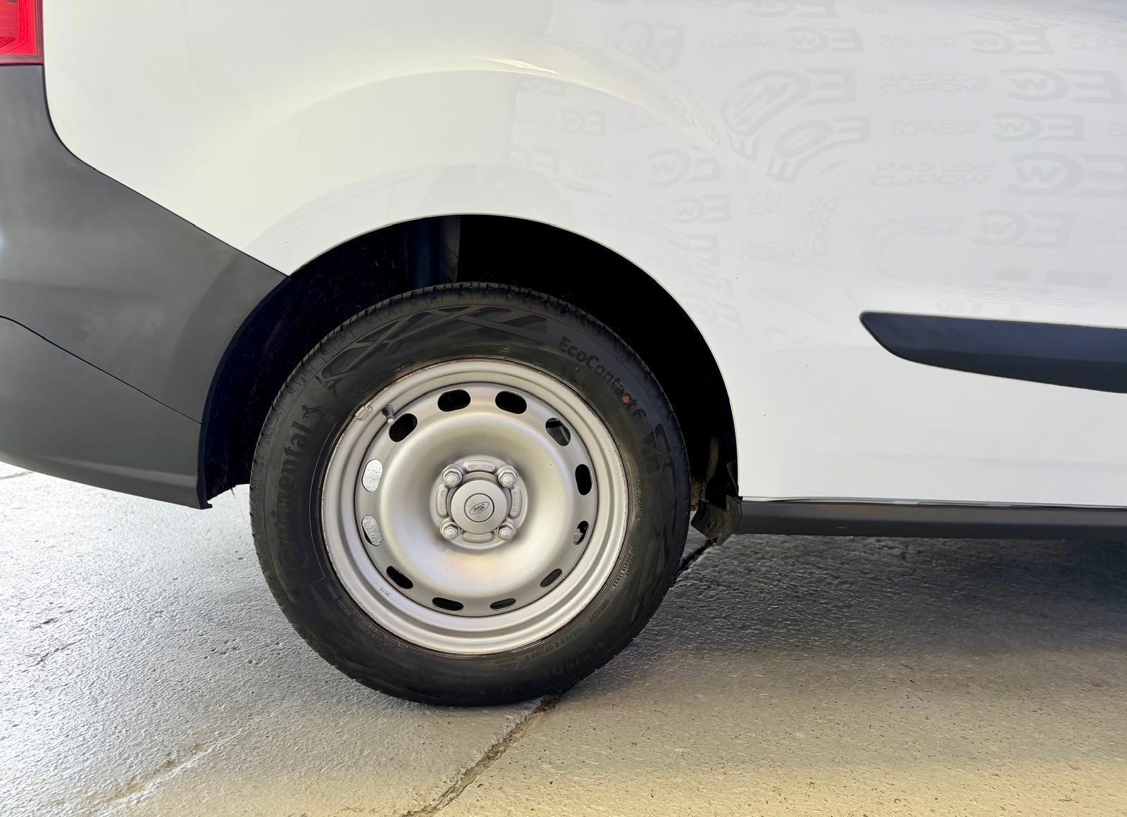 Ford Transit Courier - photo 14