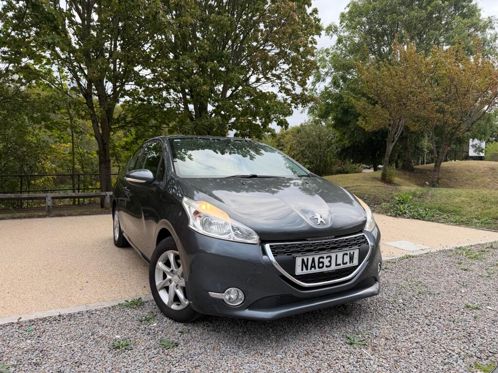 Peugeot 208 - photo 1