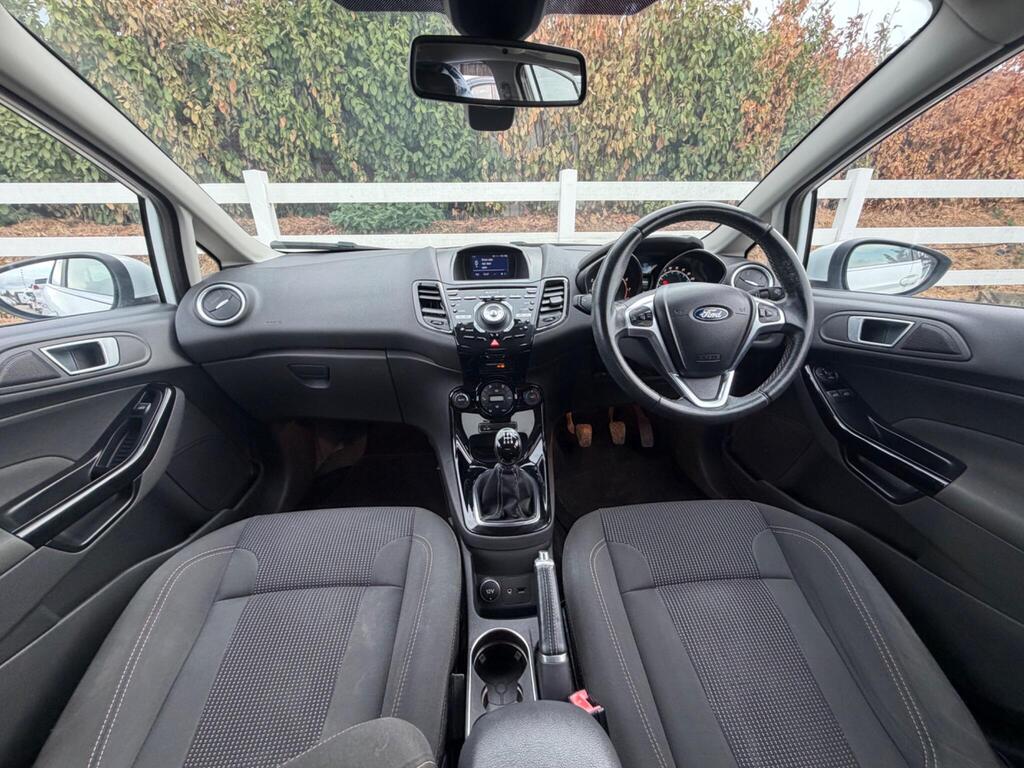 2015 Ford Fiesta thumbnail 16