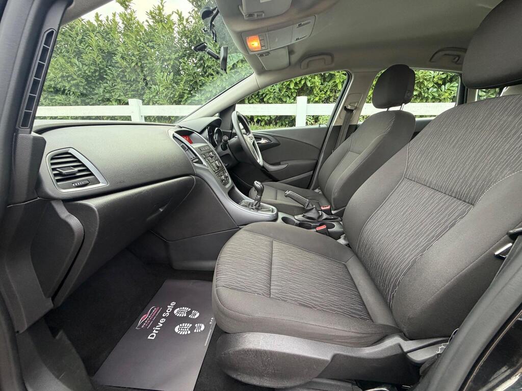 2015 Vauxhall Astra thumbnail 32