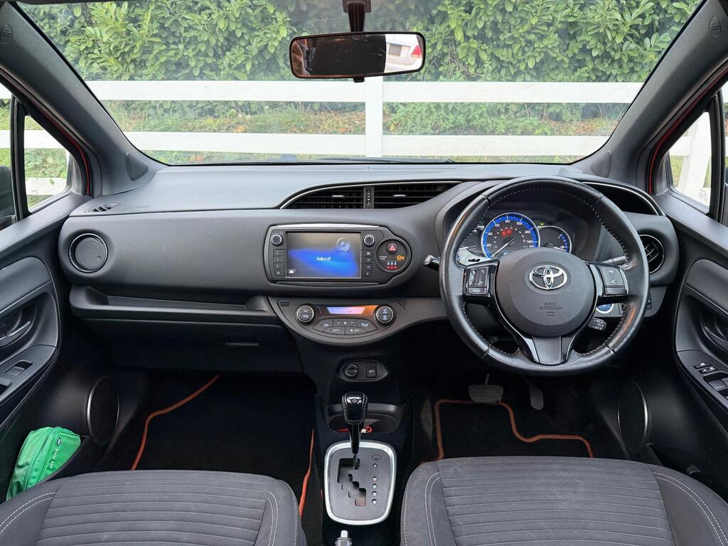 Toyota Yaris 1.5 VVT-h Orange Edition E-CVT Euro 6 5dr thumbnail 2