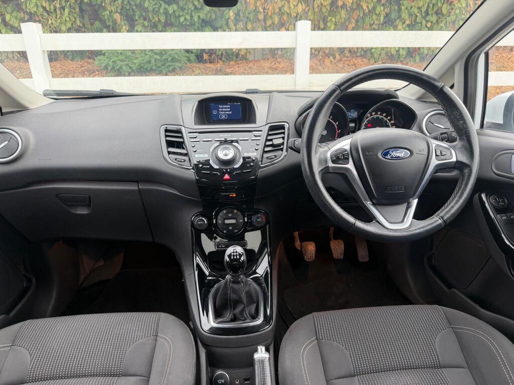 2015 Ford Fiesta thumbnail 2