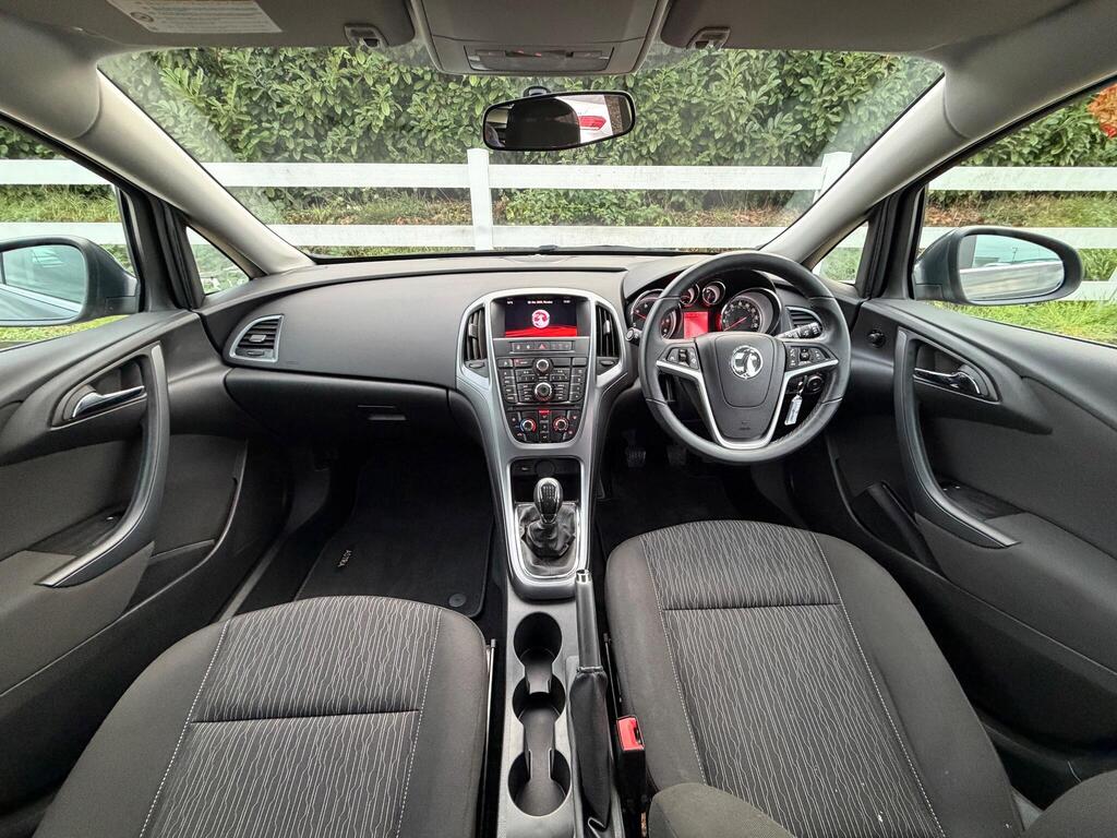 Vauxhall Astra 1.6 CDTi ecoFLEX Tech Line Sports Tourer Euro 6 (s/s) 5dr thumbnail 2