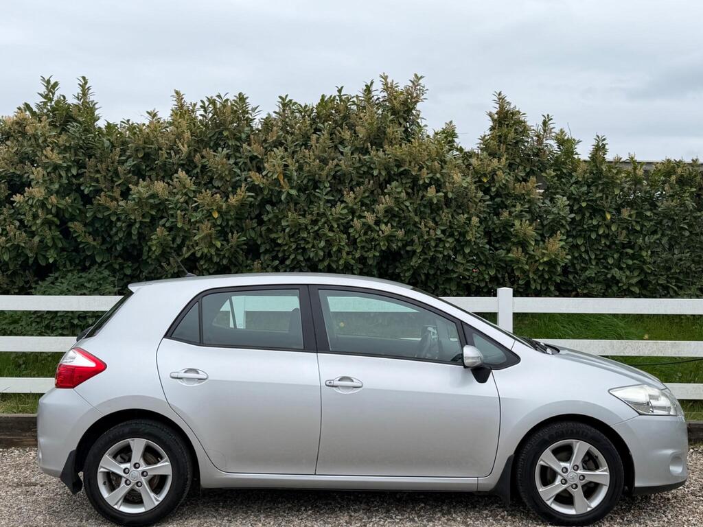 2010 Toyota Auris thumbnail 12