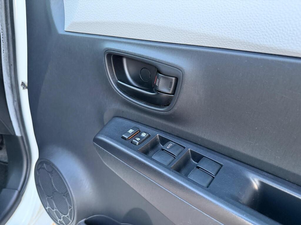 2012 Toyota Yaris thumbnail 23