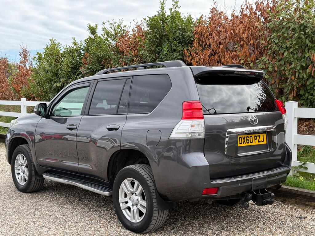 2010 Toyota Land Cruiser thumbnail 3