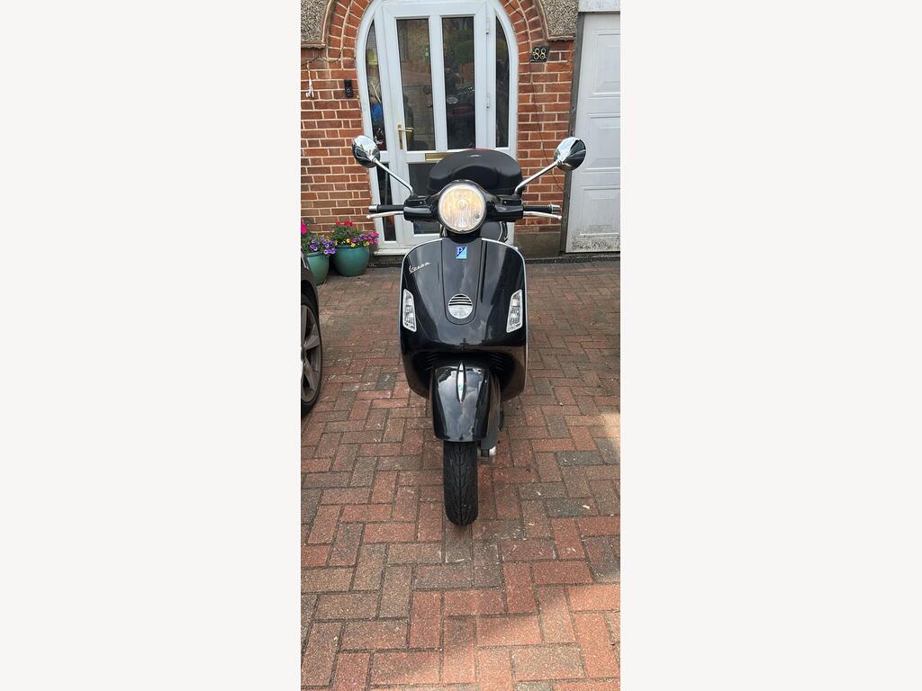 Piaggio Vespa GTS 125