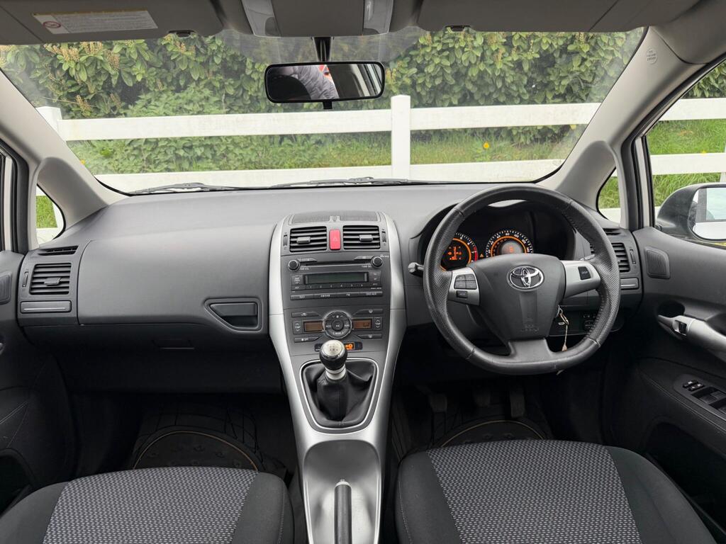 2010 Toyota Auris thumbnail 16