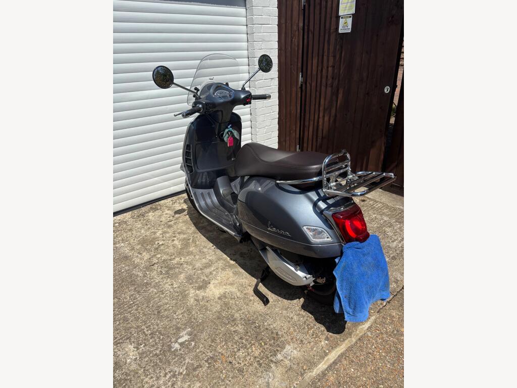 Piaggio Vespa GTS 300