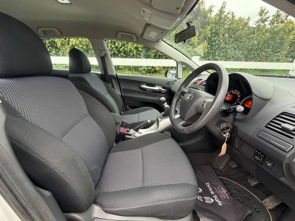 2010 Toyota Auris thumbnail 18