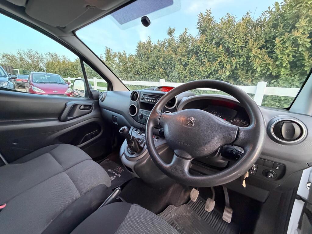 2017 Peugeot Partner thumbnail 2