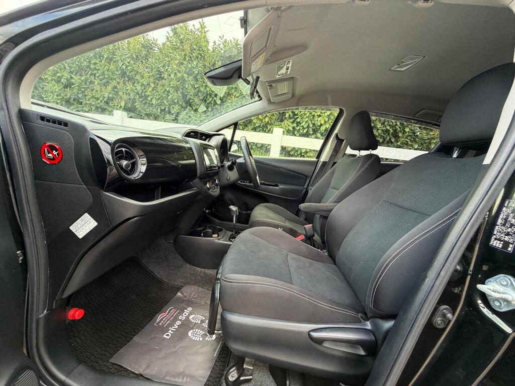 2017 Toyota Yaris thumbnail 30