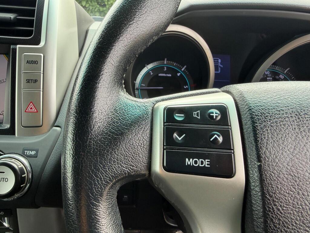 2010 Toyota Land Cruiser thumbnail 32