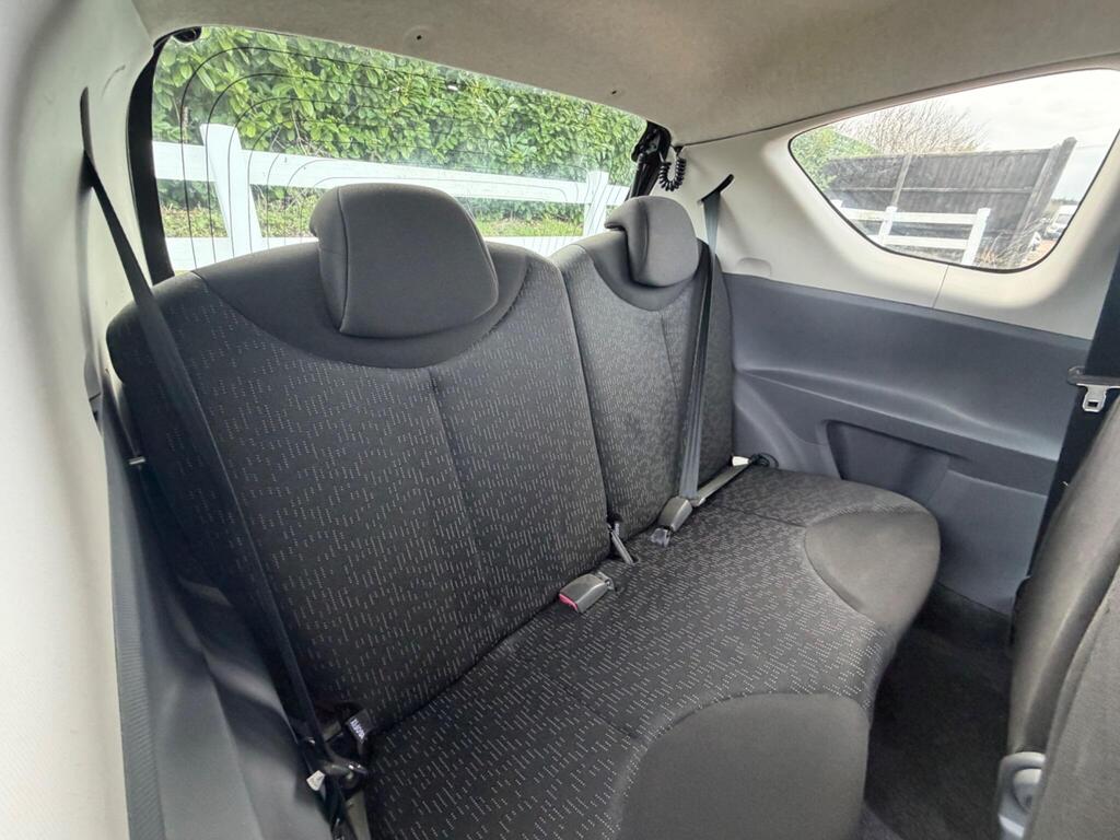 2011 Peugeot 107 thumbnail 17