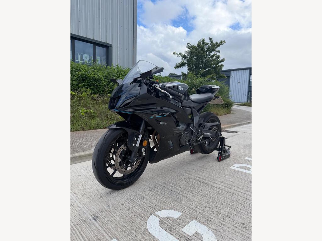 Yamaha R7