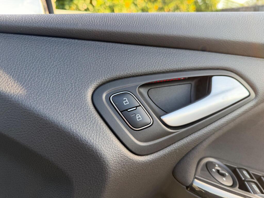 2017 Ford Focus thumbnail 21