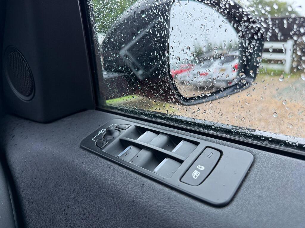 Land Rover Discovery Sport 2.0 Si4 HSE Auto 4WD Euro 6 (s/s) 5dr thumbnail 34