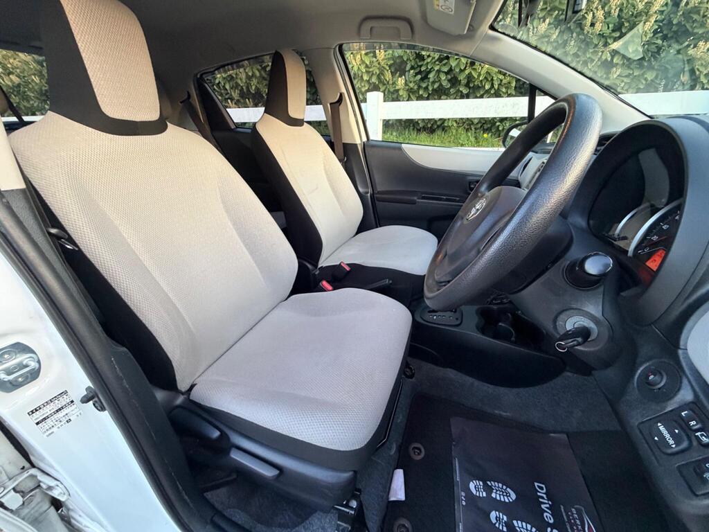 2012 Toyota Yaris thumbnail 17