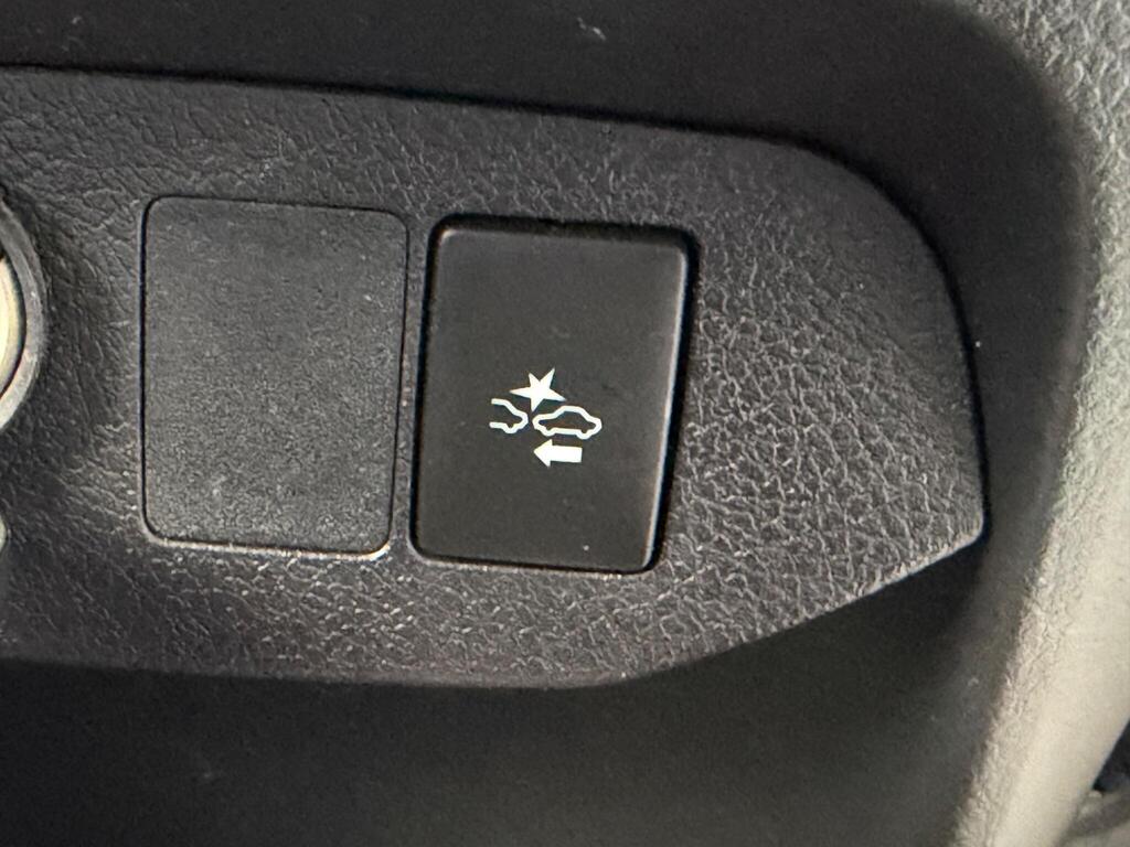2017 Toyota Yaris thumbnail 21