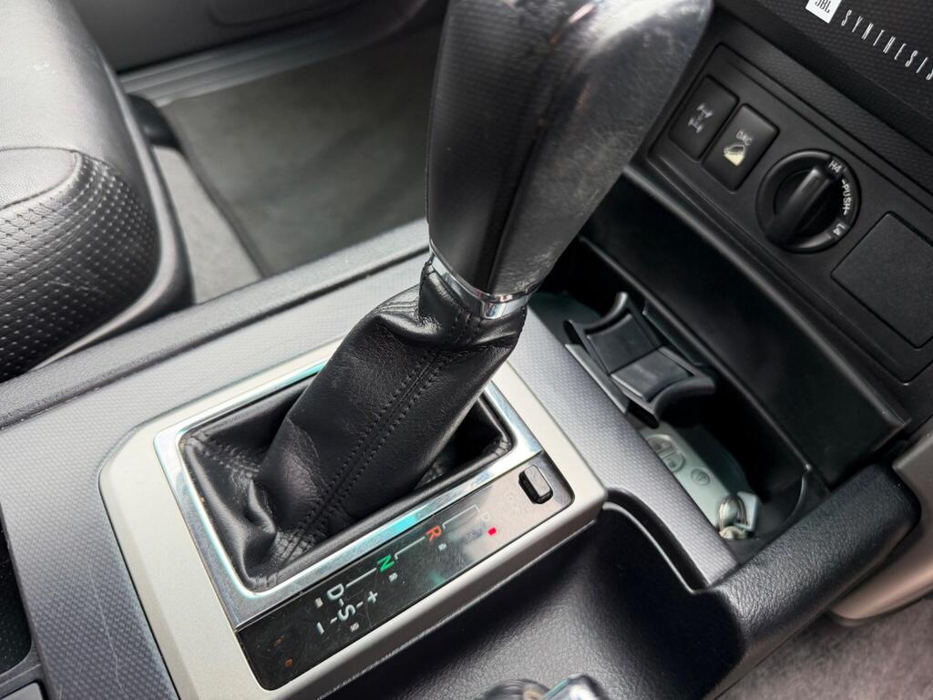 2010 Toyota Land Cruiser thumbnail 16