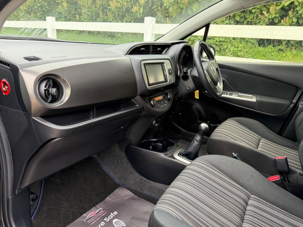 2016 Toyota Yaris thumbnail 16