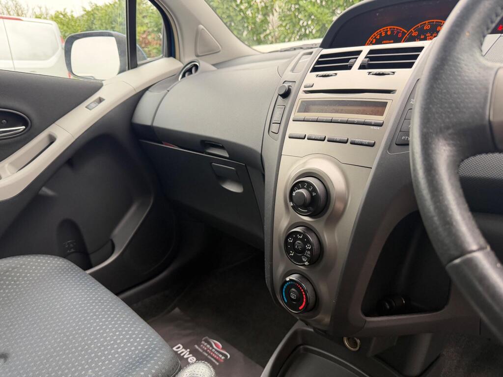 2010 Toyota Yaris thumbnail 18