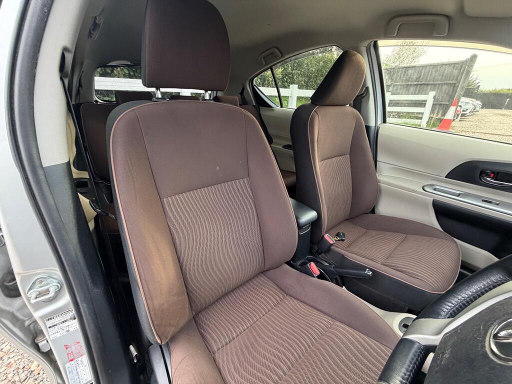 2012 Toyota Aqua thumbnail 18