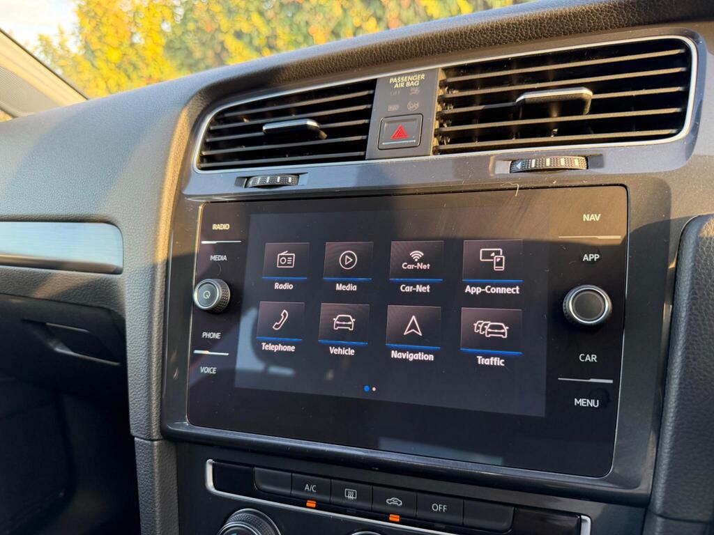 2018 Volkswagen Golf thumbnail 32